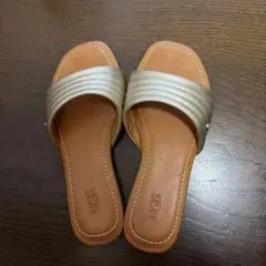 UGG ゴールド スライドサンダル