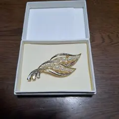 パールとクリスタル風ストーンのブローチ