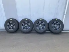 トヨタ　ハイラックス　純正ホイール付きスタッドレスタイヤのサムネイル