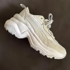 PUMA 厚底スニーカー ホワイトのサムネイル