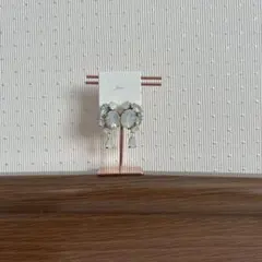 新品在庫処分‼️オパール風ストーンと金色装飾のピアス