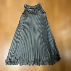 光沢のあるブラウン系プリーツ ノースリーブ ワンピースのサムネイル