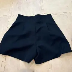 黒 タック入り ショートパンツ