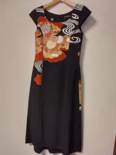 黒地に赤と金の花柄ノースリーブドレス