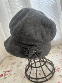 シーズンズ　グレー フラワー装飾 ゆったりキャスケット　SEASONS 56㎝