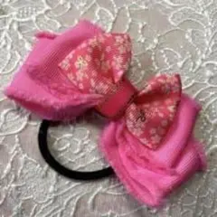 ピンクのリボン付きヘアゴム