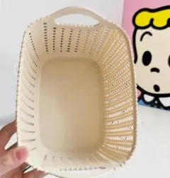 クリーム色のプラスチックバスケット