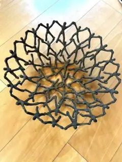 コンランショップ 黒い金属製バスケット 人型デザイン