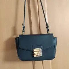 美品　シンプルショルダーバッグ黒&ゴールドバックル
