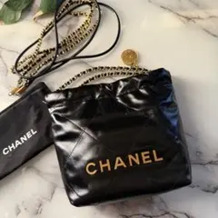 新型モデル CHANEL シャネル 22 ミニ シャイニーカーフスキン ブラックのサムネイル