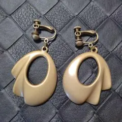 変形オーバルの大ぶりイヤリング　シンプル　ヴィンテージ