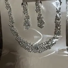 クリスタルネックレスとイヤリングセット