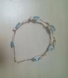 パールと水色の花の飾りのカチューシャ