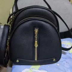 黒の丸型ショルダーバッグ