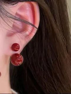 赤いボール型フープピアス　可愛い　お洒落　個性的　カジュアル　新品　未使用