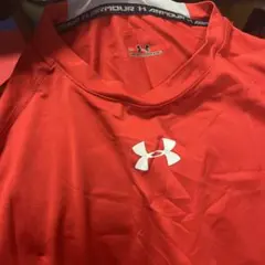 Under Armour レッド Vネックシャツ 半袖インナー