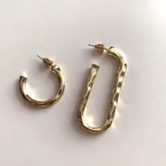 アシンメトリー　フープピアス　ゴールド