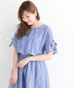 美品✨定価1.4万❤️　麻　青　ロッソ　リボンスリーブギャザーワンピースのサムネイル
