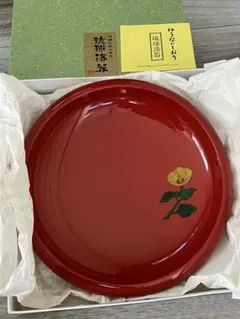 ★琉球漆器 菓子器 朱色　花の装飾付き　佳子さま
