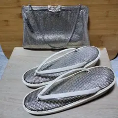 ★モナミ　シルバー メタルクラッチバッグと草履（２３.5cm）セット