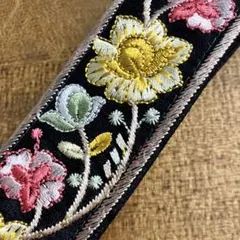 インド刺繍 リボン ブレード 花柄 カラフル 黒 手芸 幅：3cm 長さ：1m