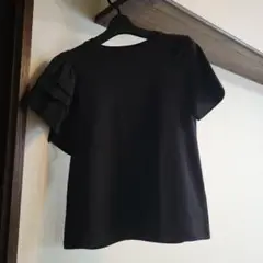 フリル付きブラック半袖Tシャツ S