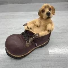 ブーツに入った子犬の置物