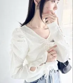 【mily bilet】シャーリング使い膨れジャガード袖ボタンVネックカットソー