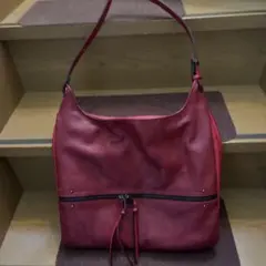 赤いショルダーバッグ ファスナーポケット付き