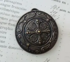 フランス　アクセサリー　アンティーク　 装飾的模様　ペンダントトップ 4.1cm