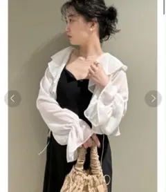 新品タグ付　LILY BROWN フリルデザインクロップドブラウスのサムネイル