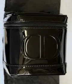 DIOR ブラック コスメポーチ　2026 ノベルティ　黒　エナメル風　バニティ
