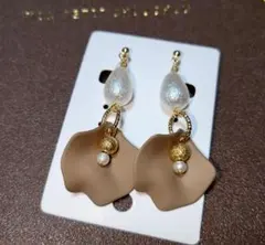 花びら型イヤリング/ピアス　 ベージュ