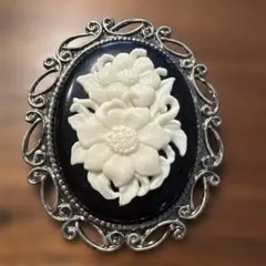 カメオ風　花の彫刻ブローチ 黒と白