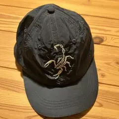 SATISFY Running サソリ刺繍 ネイビー ベースボールキャップ