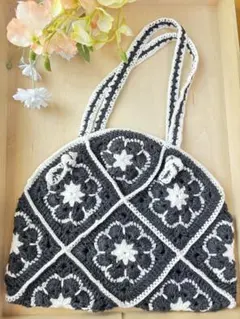 トートバッグ　グラニースクエア　モチーフ　ハンドメイド　かぎ編み　モノトーン　花