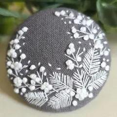 #154　北欧　刺繍ブローチ　ハンドメイド　くるみボタン