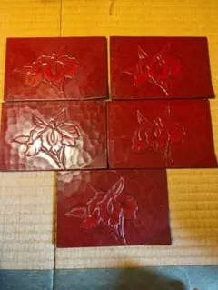 美品 鎌倉彫 木製 椿 菓子皿 銘入 静 木製 赤い彫刻板 花と葉デザイン