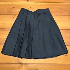 黒のプリーツスカート