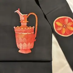 名古屋帯 茶色っぽい黒地　ろうけつ染め　赤い水差し　花　デザイン　ダメージあり