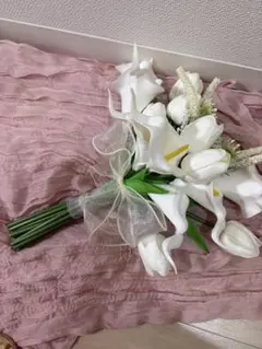 화이트 칼라와 튤립 웨딩 부케