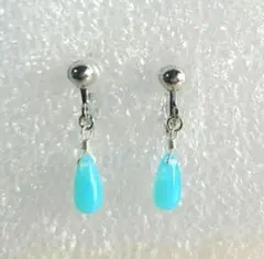 ♥️ミルキーライトブルーのチェコドロップシンプルイヤリング♪　ハンドメイド