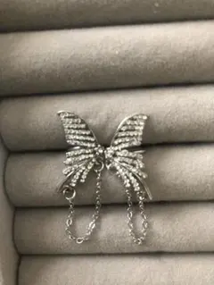 蝶の形ブローチ ストーン装飾