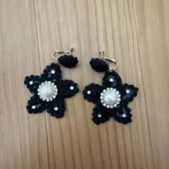 黒い花形イヤリング