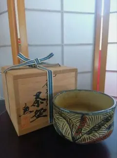 壺屋焼　新垣勲作　双魚一輪挿し 壺屋焼 新垣勲 魚紋花瓶 – zakka store towi