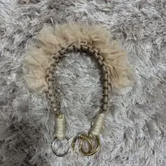 ベージュ フリル付き 携帯ストラップ