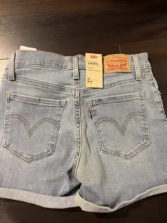 【新品未使用】Levi's ミッドレングス ショートパンツ W24のサムネイル