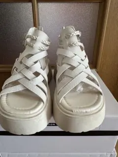 ホワイト ストラップデザイン プラットフォームサンダル