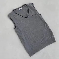 FILA ベスト グレー Vネック ノースリーブ ロゴ刺繍 Mサイズ オシャレ