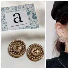 2302☺︎マット素材ゴールドとパールのロゴ入りヴィンテージピアス☺︎